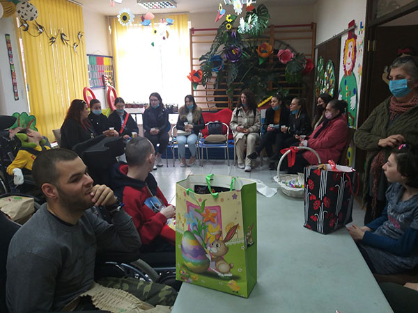 ДОНАЦИЈА УСКРШЊИХ ПАКЕТИЋА ДНЕВНОМ БОРАВКУ ,,АЛТЕРНАТИВА“ ОД УЧЕНИКА И ПРОФЕСОРА СРЕДЊЕ МЕДИЦИНСКЕ ШКОЛЕ